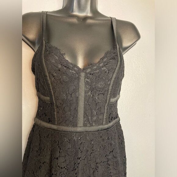 Express black lace piped sleeveless sheath dress - Picture 3 of 9